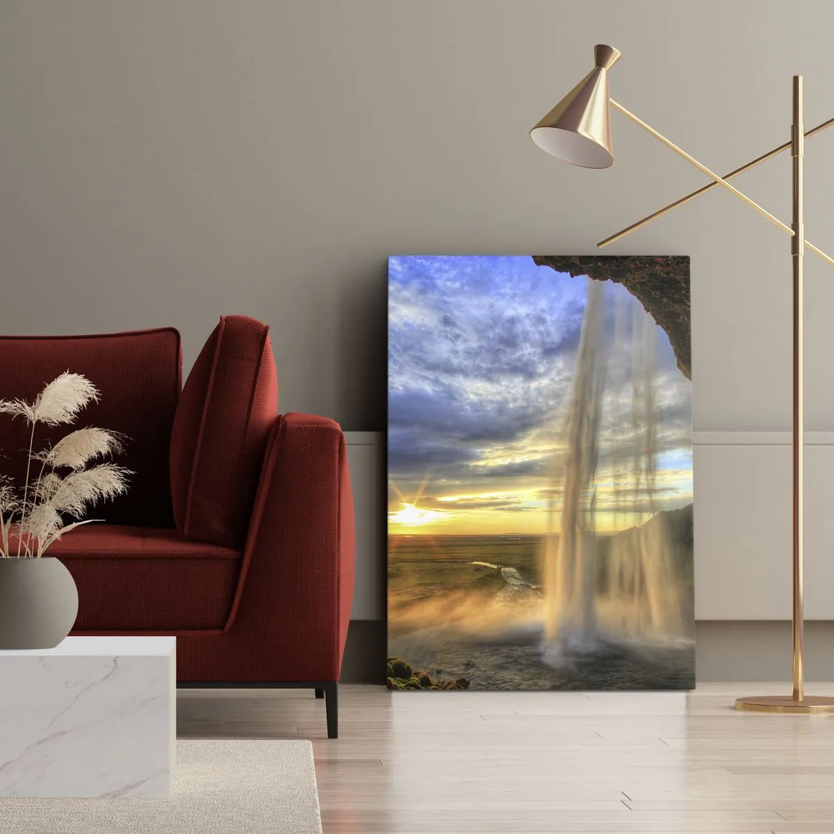 Bild auf Leinwand - Leinwandbild - Ein vom Sonnenlicht beleuchteter Wasserfall vor einer Landschaftskulisse - 70x100cm - Die Welt hinter einem Schleier aus Tropfen - Moderne Wanddekoration für Wohnzimmer und Schlafzimmer ARTTOR
