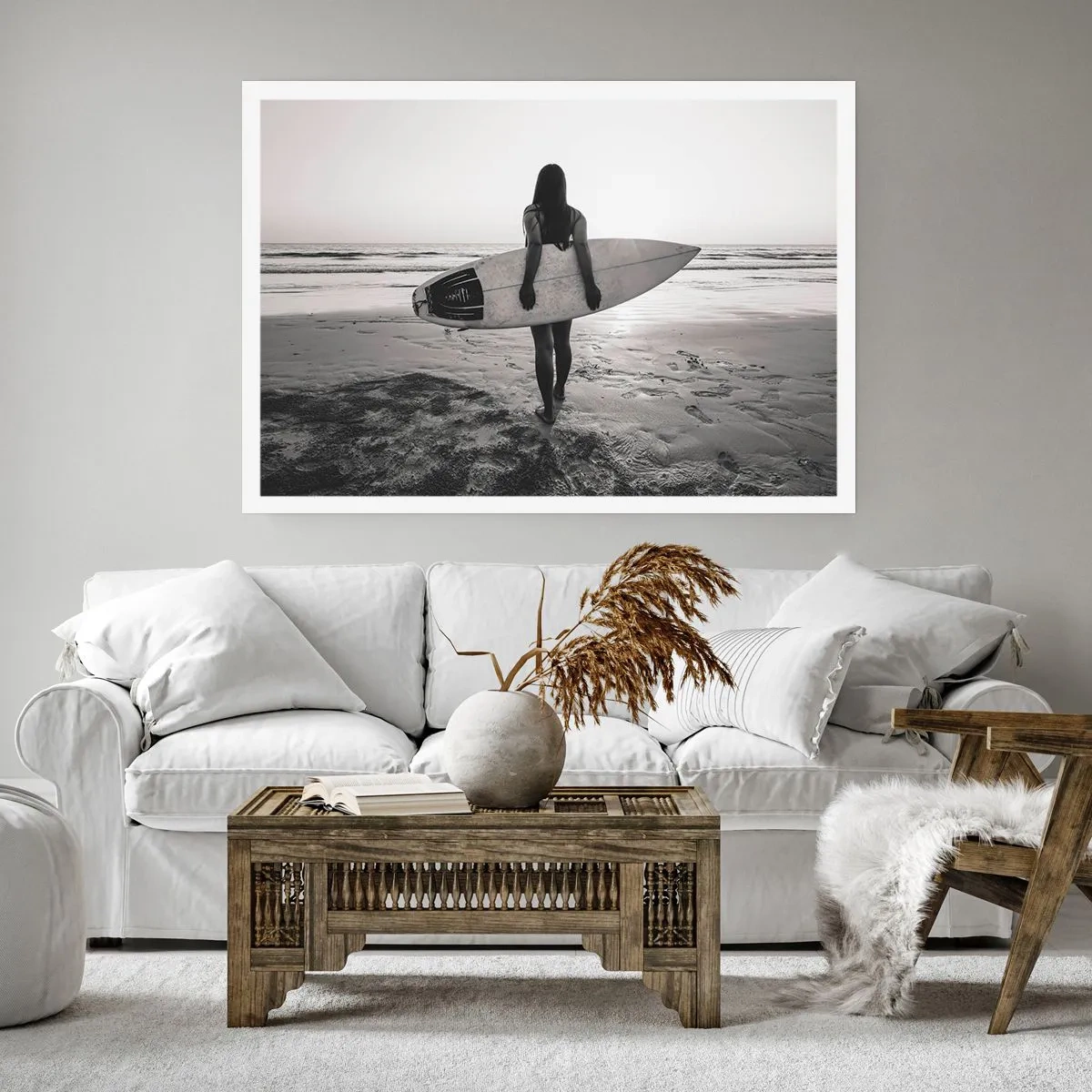 Poster - Frau mit Surfbrett am Strand in Schwarz und Weiß - 100x70cm - Die Tochter der Meereswelle - Moderne Wanddekoration für Wohnzimmer und Schlafzimmer ARTTOR