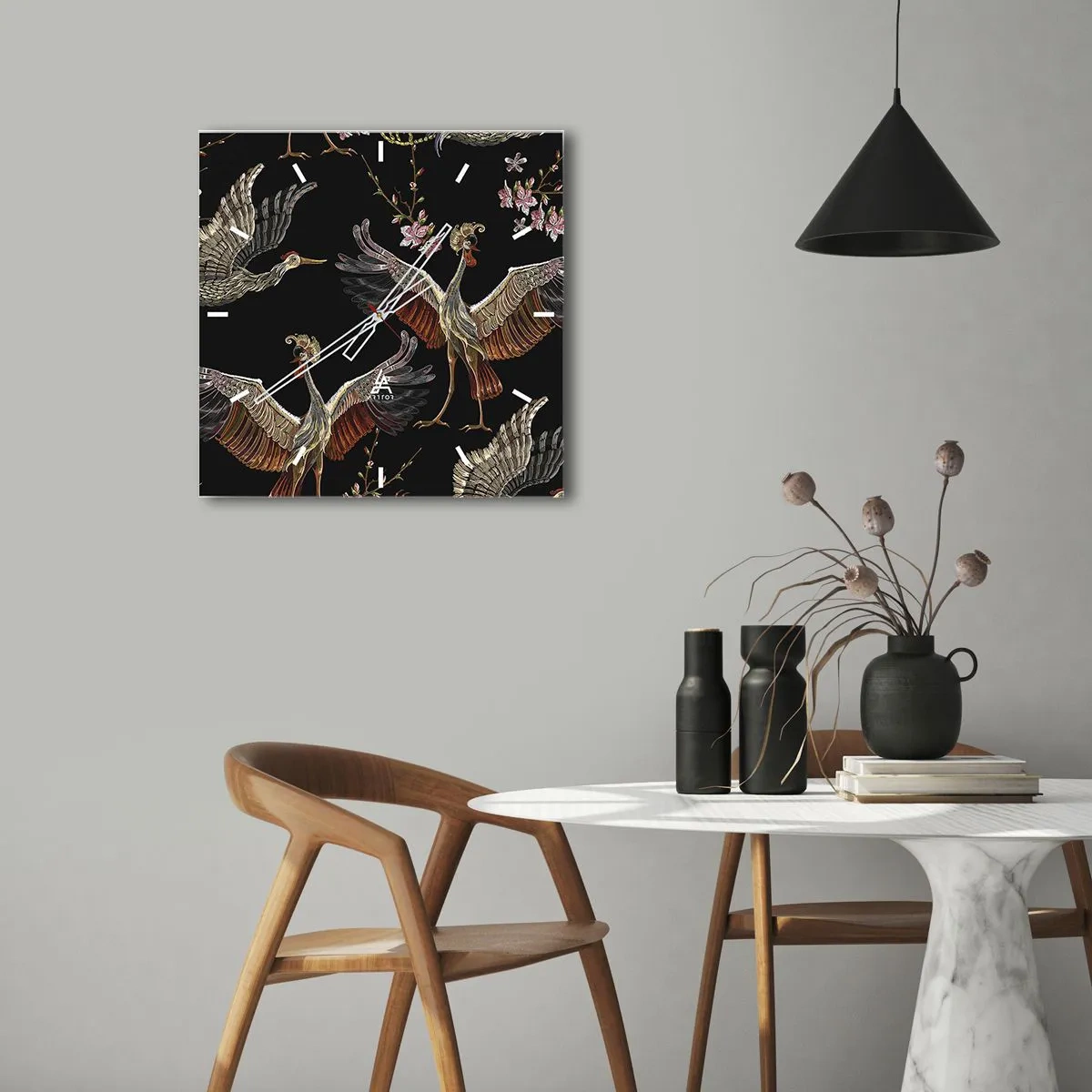 Wanduhr - Glasuhr - Stilvolle Kraniche und Blumen auf schwarzem Hintergrund - 30x30cm - Märchenvogel - Moderne Wanddekoration für Wohnzimmer und Schlafzimmer ARTTOR