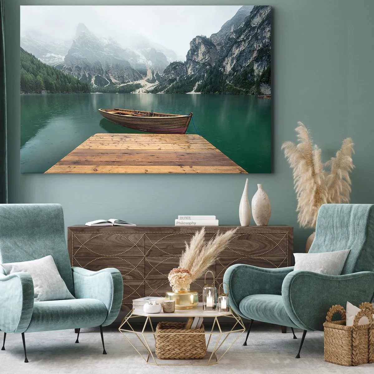 Bild auf Leinwand - Leinwandbild - Ein Holzboot an einem Pier auf einem von Bergen umgebenen See - 70x50cm - Und die stolzen Felsen der Stirn - Moderne Wanddekoration für Wohnzimmer und Schlafzimmer ARTTOR