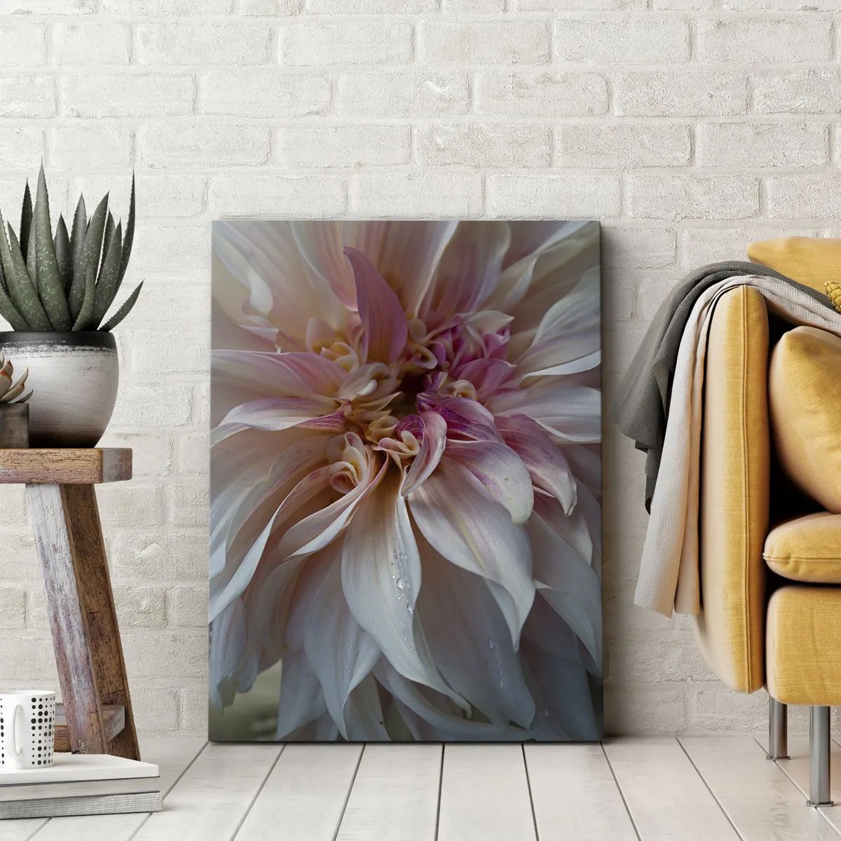 Bild auf Leinwand - Leinwandbild - Nahaufnahme von zarten rosa Blütenblättern mit Wassertropfen - 80x120cm - Blühende Frische - Moderne Wanddekoration für Wohnzimmer und Schlafzimmer ARTTOR