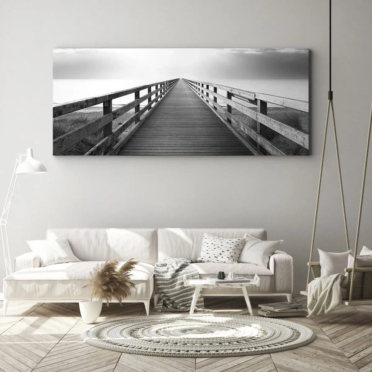 Bild auf Leinwand - Leinwandbild - Ein Schwarzweißbild eines Holzstegs, der zum Horizont führt. - 140x50cm - In die Ferne ... - Moderne Wanddekoration für Wohnzimmer und Schlafzimmer ARTTOR