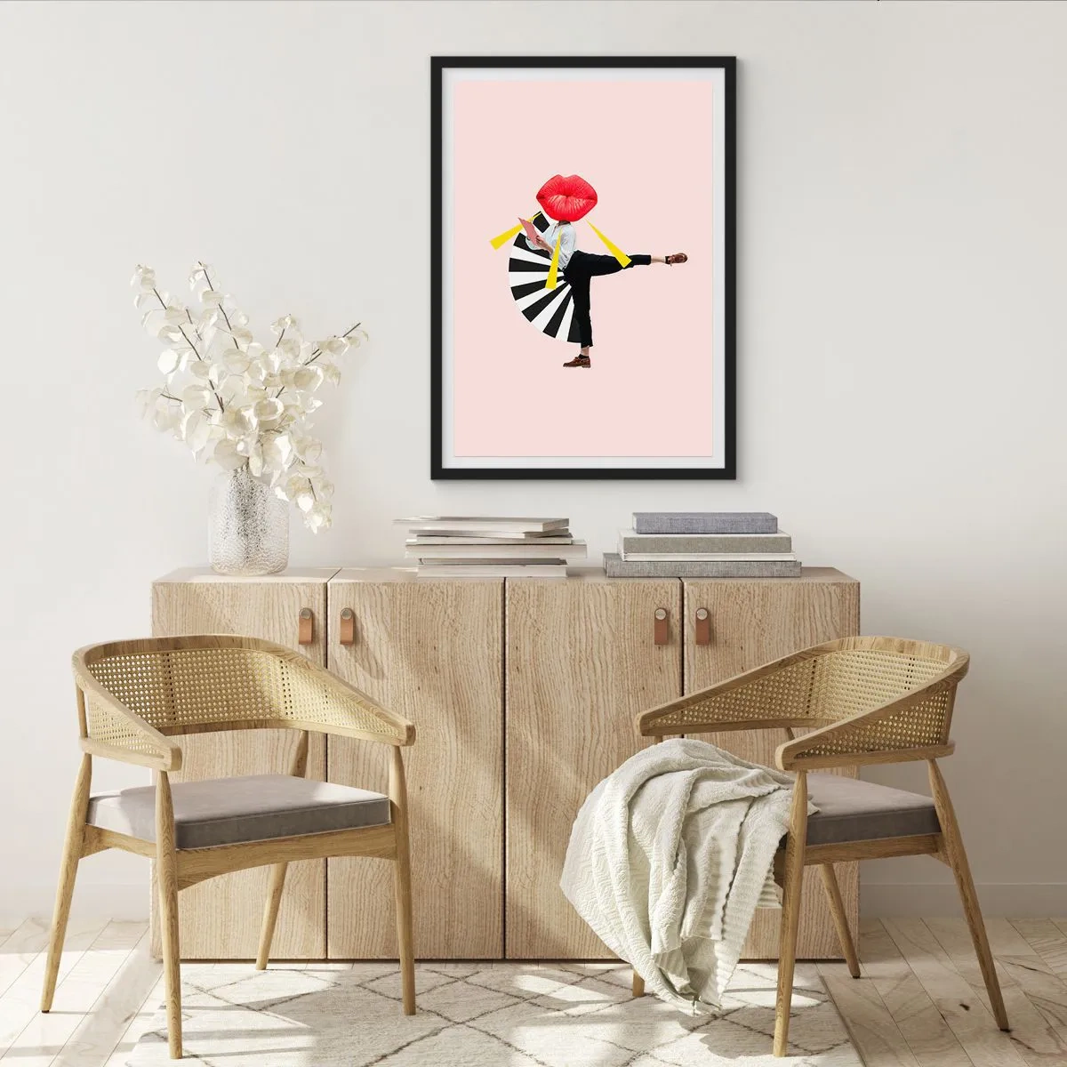 Poster in einem schwarzem Rahmen - Eine surreale Komposition mit Lippen und geometrischen Elementen auf rosa Hintergrund. - 50x70cm - Surreale Pop-Art - Moderne Wanddekoration für Wohnzimmer und Schlafzimmer ARTTOR