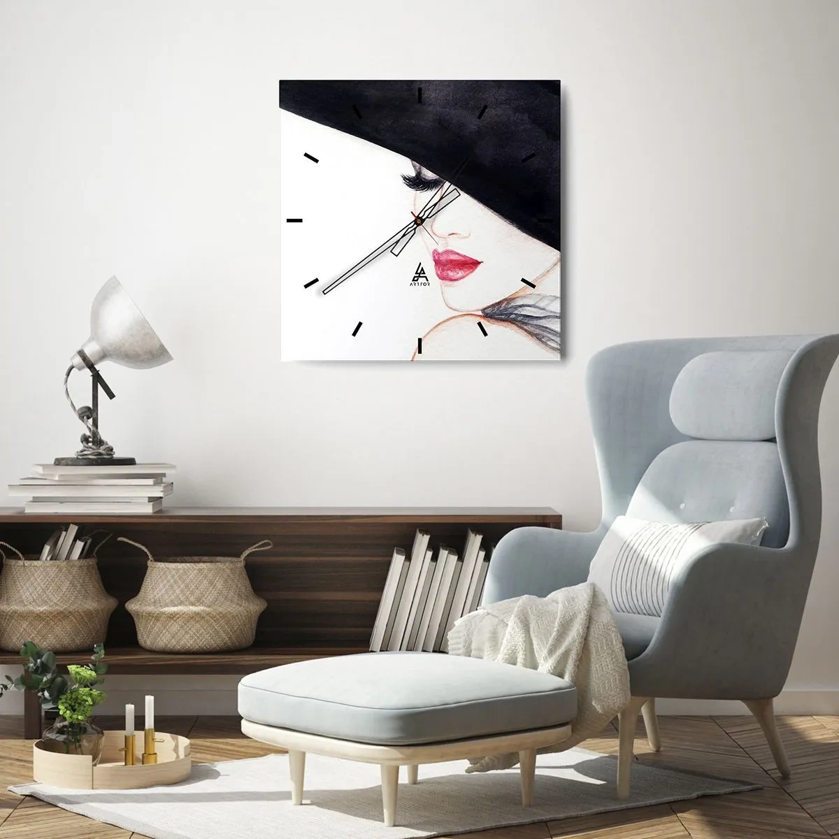 Wanduhr - Glasuhr - Eine subtile Illustration einer Frau mit schwarzem Hut und roten Lippen - 30x30cm - Eleganz und Sinnlichkeit - Moderne Wanddekoration für Wohnzimmer und Schlafzimmer ARTTOR