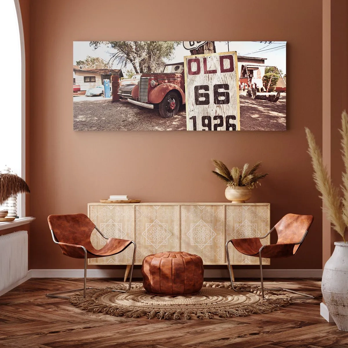 Bild auf Leinwand - Leinwandbild - Retro-Auto und Route 66-Schild in rustikalem Ambiente - 160x50cm - Die Legende der amerikanischen Provinz - Moderne Wanddekoration für Wohnzimmer und Schlafzimmer ARTTOR