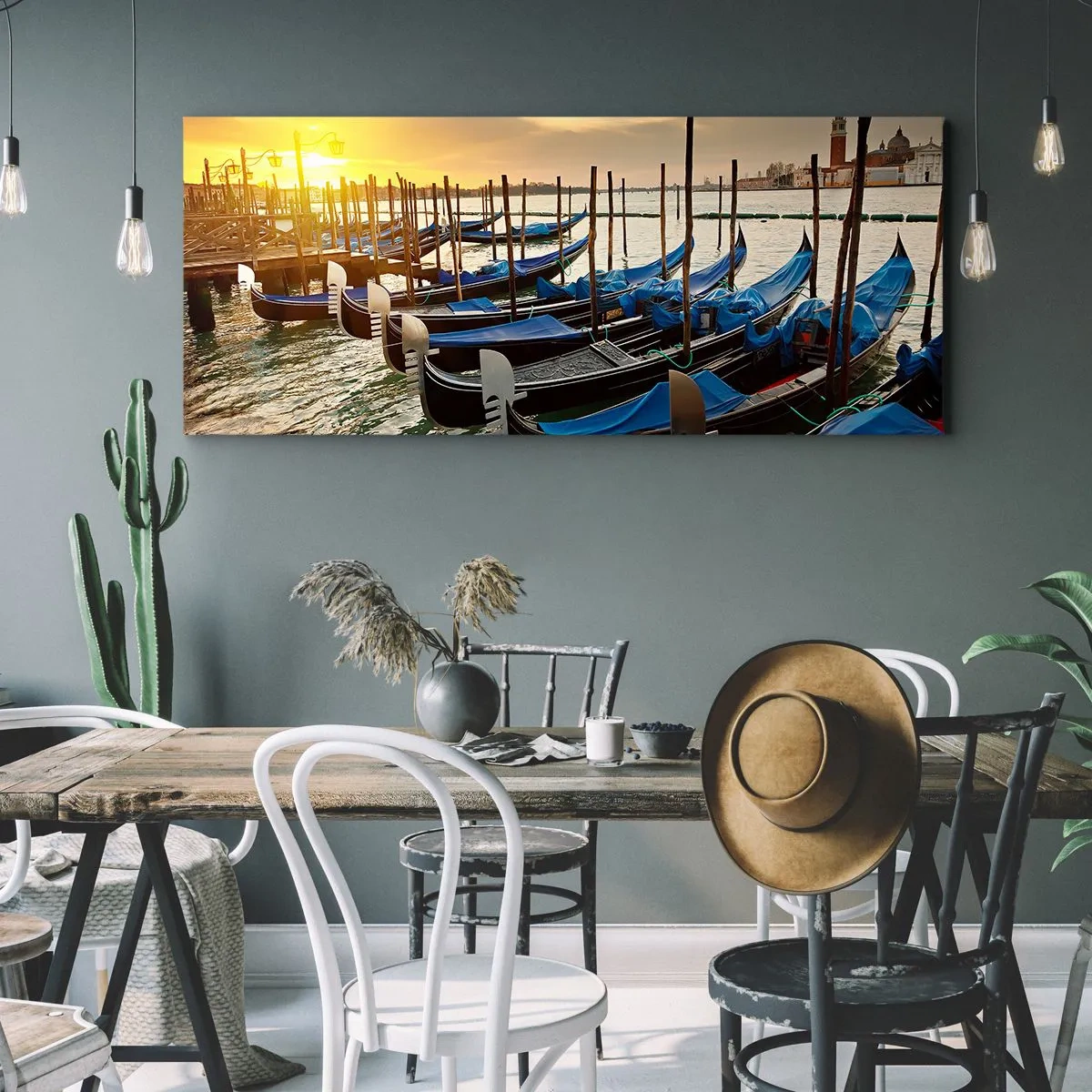 Bild auf Leinwand - Leinwandbild - Gondeln in Venedig am Morgen im Licht der aufgehenden Sonne - 120x50cm - Bevor das Summen kommt - Moderne Wanddekoration für Wohnzimmer und Schlafzimmer ARTTOR
