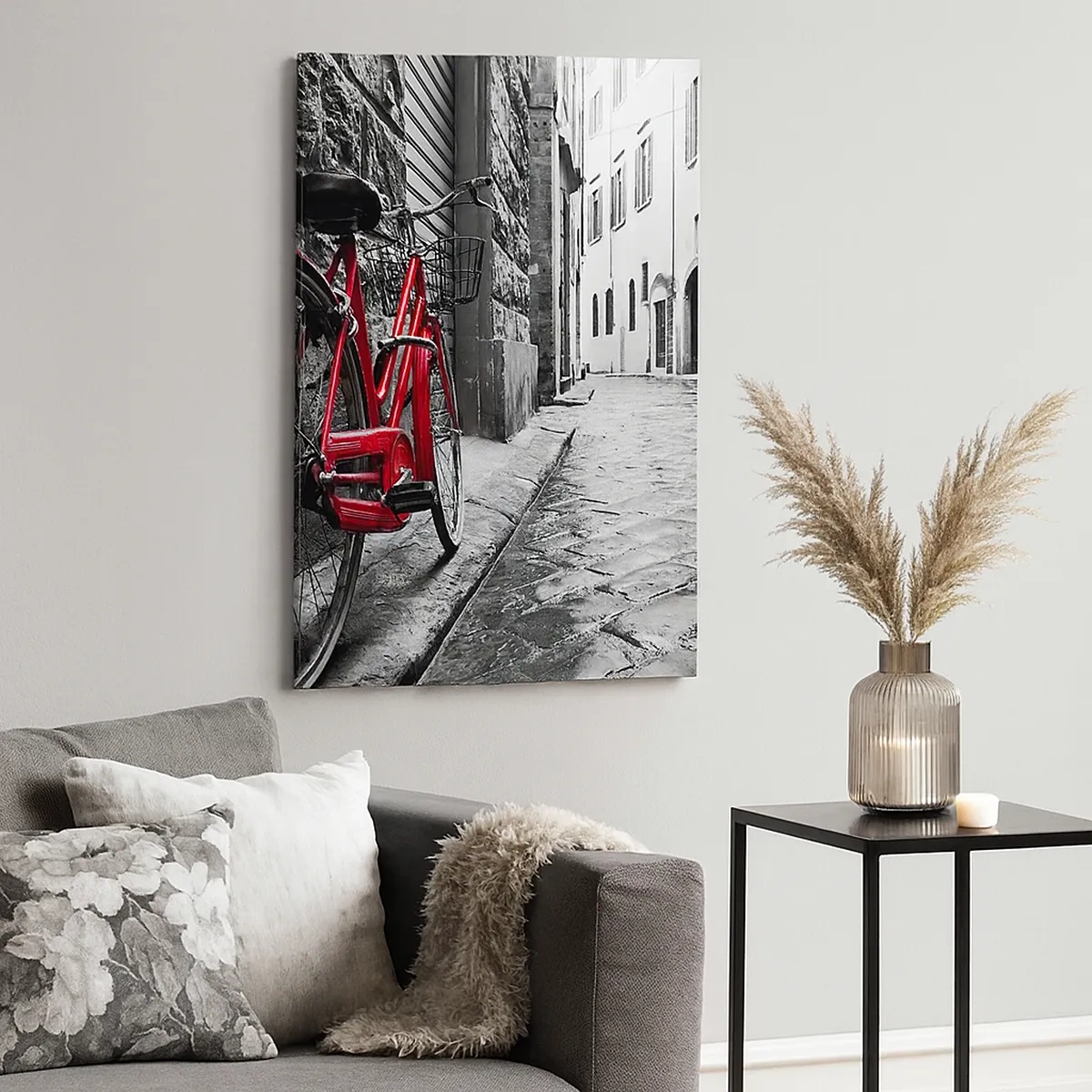 Bild auf Leinwand - Leinwandbild - Rotes Fahrrad in einer schwarz-weißen Straße - 50x70cm - Wahre Schönheit wird nicht alt - Moderne Wanddekoration für Wohnzimmer und Schlafzimmer ARTTOR