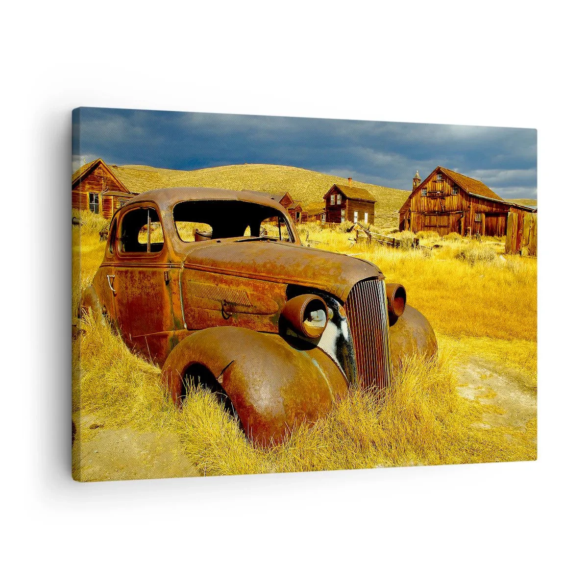 Bild auf Leinwand - Leinwandbild - Ein altes rostiges Auto vor dem Hintergrund verlassener Holzhütten - 70x50cm - Eine wohlverdiente Ruhe - Moderne Wanddekoration für Wohnzimmer und Schlafzimmer ARTTOR