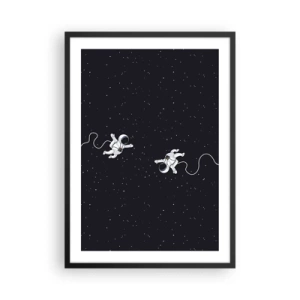 Poster in einem schwarzem Rahmen - Zwei Astronauten schweben im Weltraum - 50x70cm - Kosmischer Tanz - Moderne Wanddekoration für Wohnzimmer und Schlafzimmer ARTTOR