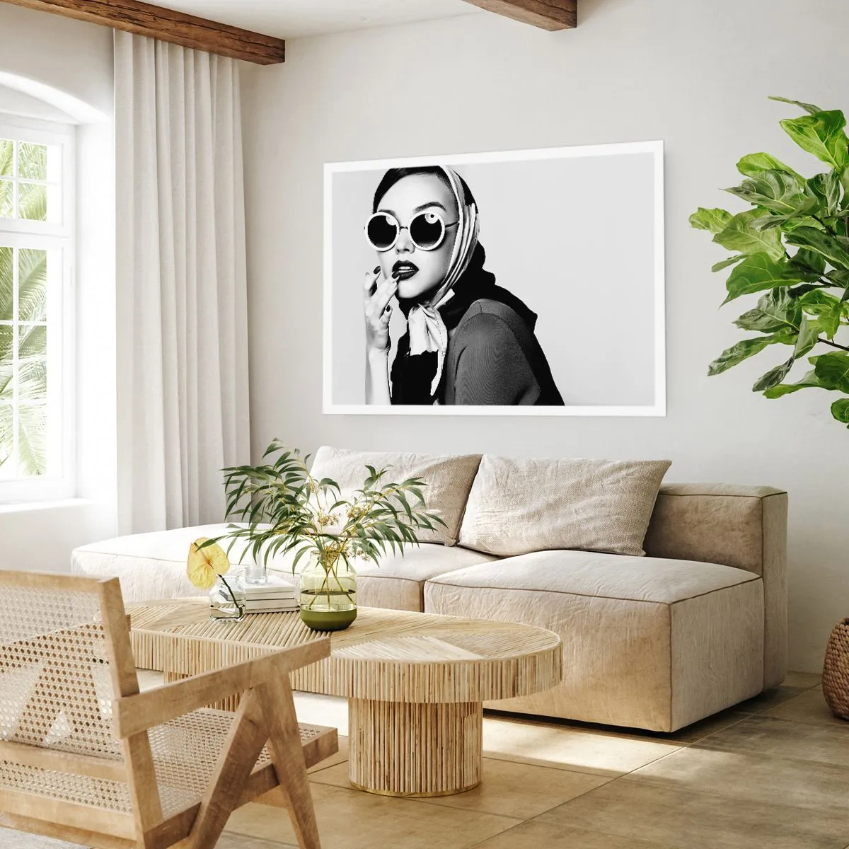 Poster - Schwarz-Weiß-Porträt einer Frau mit Brille und Kopftuch - 100x70cm - Grüße aus den 1960er Jahren - Moderne Wanddekoration für Wohnzimmer und Schlafzimmer ARTTOR
