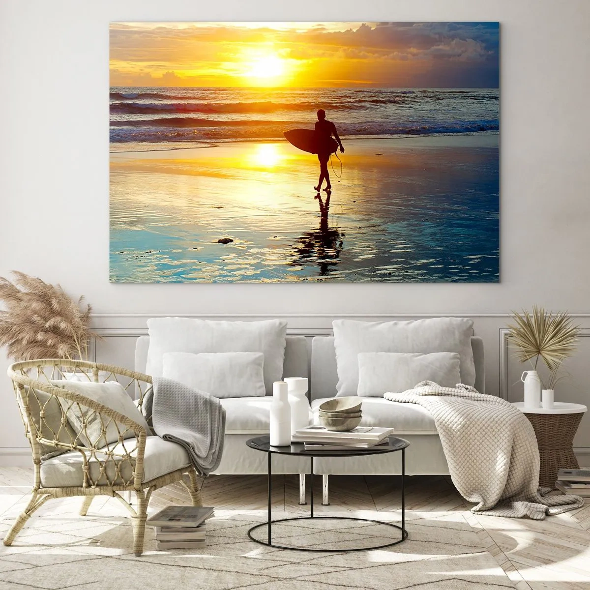 Glasbild - Bild auf glas - Ein Surfer, der bei Sonnenuntergang mit seinem Brett am Strand spazieren geht - 100x70cm - Die Rückkehr des Kriegers - Moderne Wanddekoration für Wohnzimmer und Schlafzimmer ARTTOR