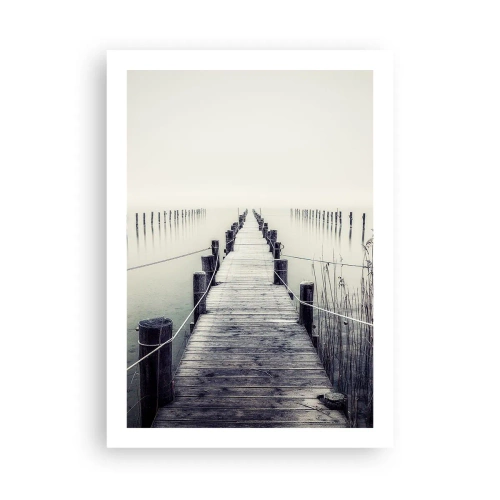 Poster - Eine Holzbrücke, die in eine neblige Wasserfläche führt - 50x70cm - Tauchen Sie in Ruhe ein - Moderne Wanddekoration für Wohnzimmer und Schlafzimmer ARTTOR