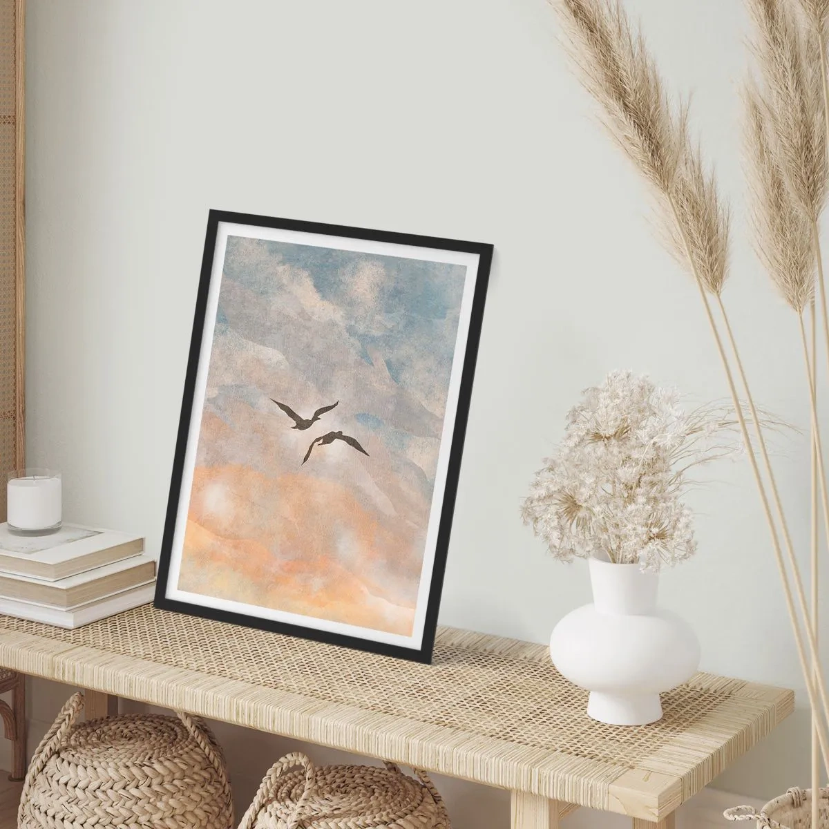 Poster in einem schwarzem Rahmen - Zwei Vögel fliegen in zarten Blau- und Orangetönen gegen den Himmel. - 50x70cm - Himmeltanz - Moderne Wanddekoration für Wohnzimmer und Schlafzimmer ARTTOR