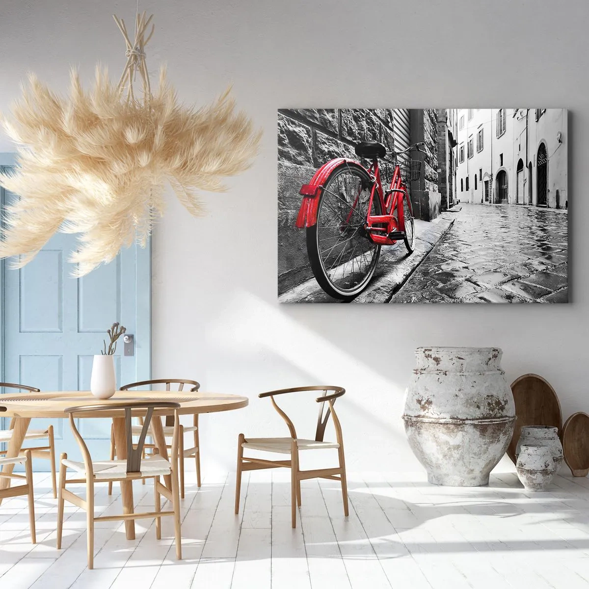 Bild auf Leinwand - Leinwandbild - Rotes Fahrrad in einer schwarz-weißen Straße - 120x80cm - Wahre Schönheit wird nicht alt - Moderne Wanddekoration für Wohnzimmer und Schlafzimmer ARTTOR