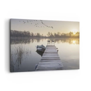 Bild auf Leinwand - Leinwandbild - Ein Pier am Seeufer am Morgen mit einem Boot und Stühlen - 100x70cm - Ich komme nach einiger Zeit zurück - Moderne Wanddekoration für Wohnzimmer und Schlafzimmer ARTTOR