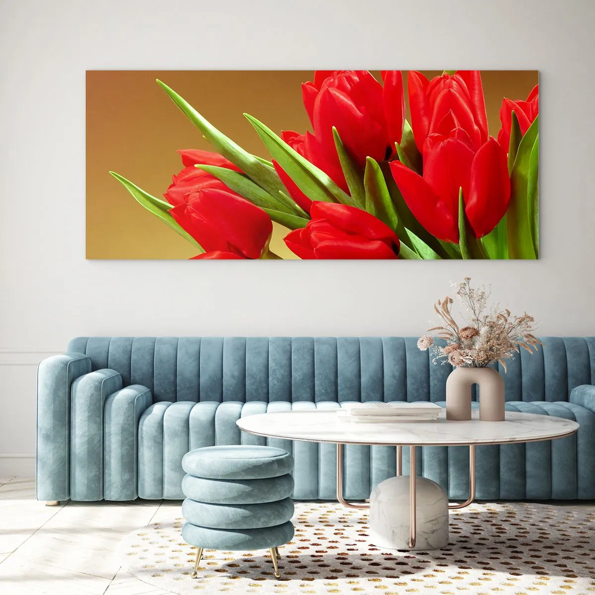 Glasbild - Bild auf glas - Ein Strauß roter Tulpen auf goldenem Hintergrund mit grünen Blättern. - 140x50cm - Ein Haufen Frühlingsfreude - Moderne Wanddekoration für Wohnzimmer und Schlafzimmer ARTTOR