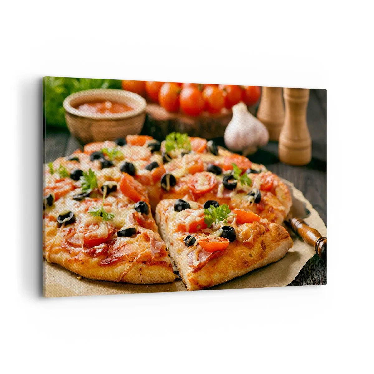 Bild auf Leinwand - Leinwandbild - Pizza mit Tomaten, Oliven und frischen Kräutern auf dem Tisch - 120x80cm - Du bist schon wieder davongekommen - Moderne Wanddekoration für Wohnzimmer und Schlafzimmer ARTTOR