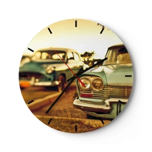 Wanduhr - Glasuhr - Zwei klassische Retro-Autos vor dem Hintergrund eines Sonnenuntergangs - 30x30cm - Wir werden abwarten und sehen - Moderne Wanddekoration für Wohnzimmer, Küche und Schlafzimmer ARTTOR