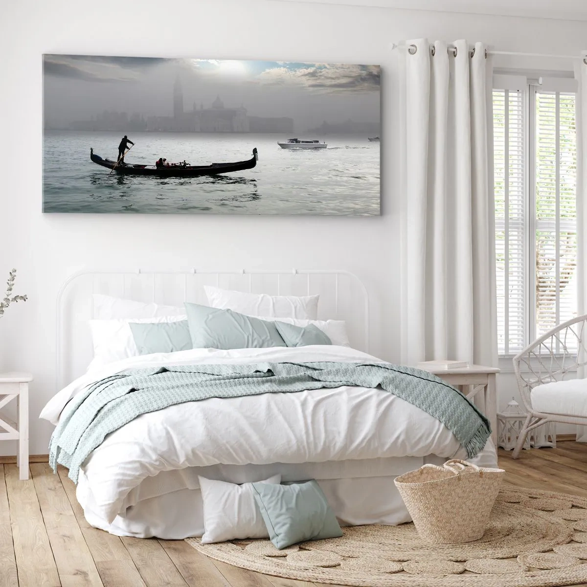 Bild auf Leinwand - Leinwandbild - An einem nebligen Morgen gleitet eine Gondel über die Gewässer Venedigs und bietet einen Blick auf die Stadt. - 140x50cm - Eine fabelhafte Stadt aus Wasser und Nebel - Moderne Wanddekoration für Wohnzimmer und Schlafzimm