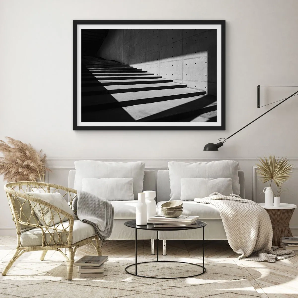 Poster in einem schwarzem Rahmen - Treppe im minimalistischen Stil in Schwarz und Weiß - 70x50cm - Rohe Schönheit des Modernismus - Moderne Wanddekoration für Wohnzimmer und Schlafzimmer ARTTOR