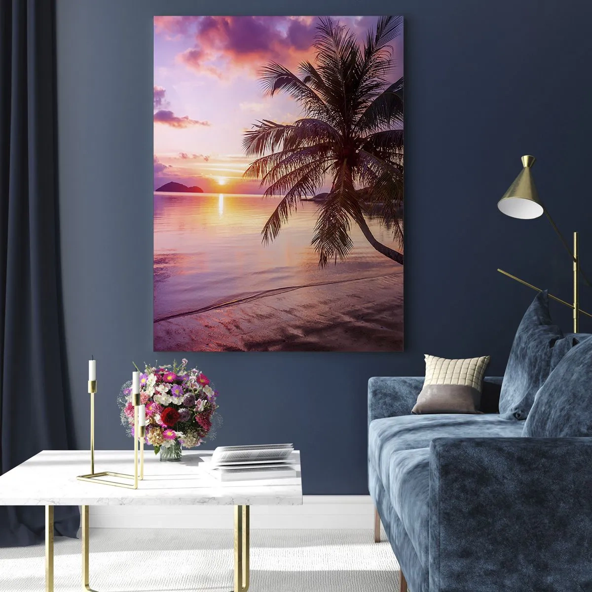 Glasbild - Bild auf glas - Tropischer Strand mit Palmen bei Sonnenuntergang - 80x120cm - Behaglichkeit bis zum Horizont - Moderne Wanddekoration für Wohnzimmer und Schlafzimmer ARTTOR