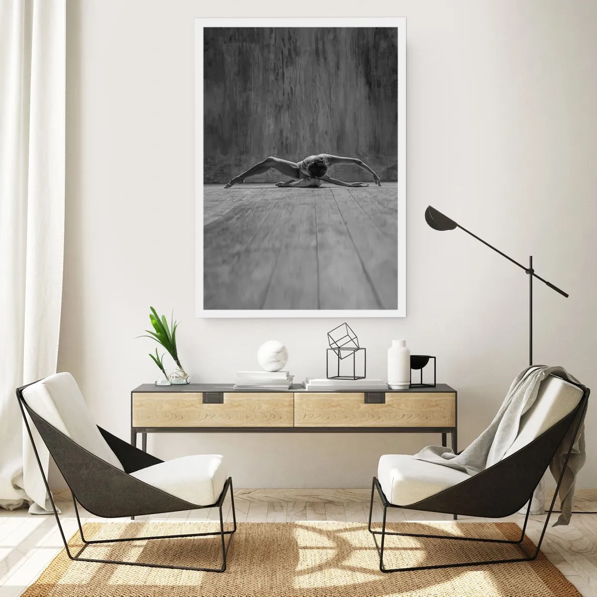 Poster - Eine Tänzerin in künstlerischer Pose auf einer Holzbühne - 50x70cm - Symmetrie gefunden - Moderne Wanddekoration für Wohnzimmer und Schlafzimmer ARTTOR