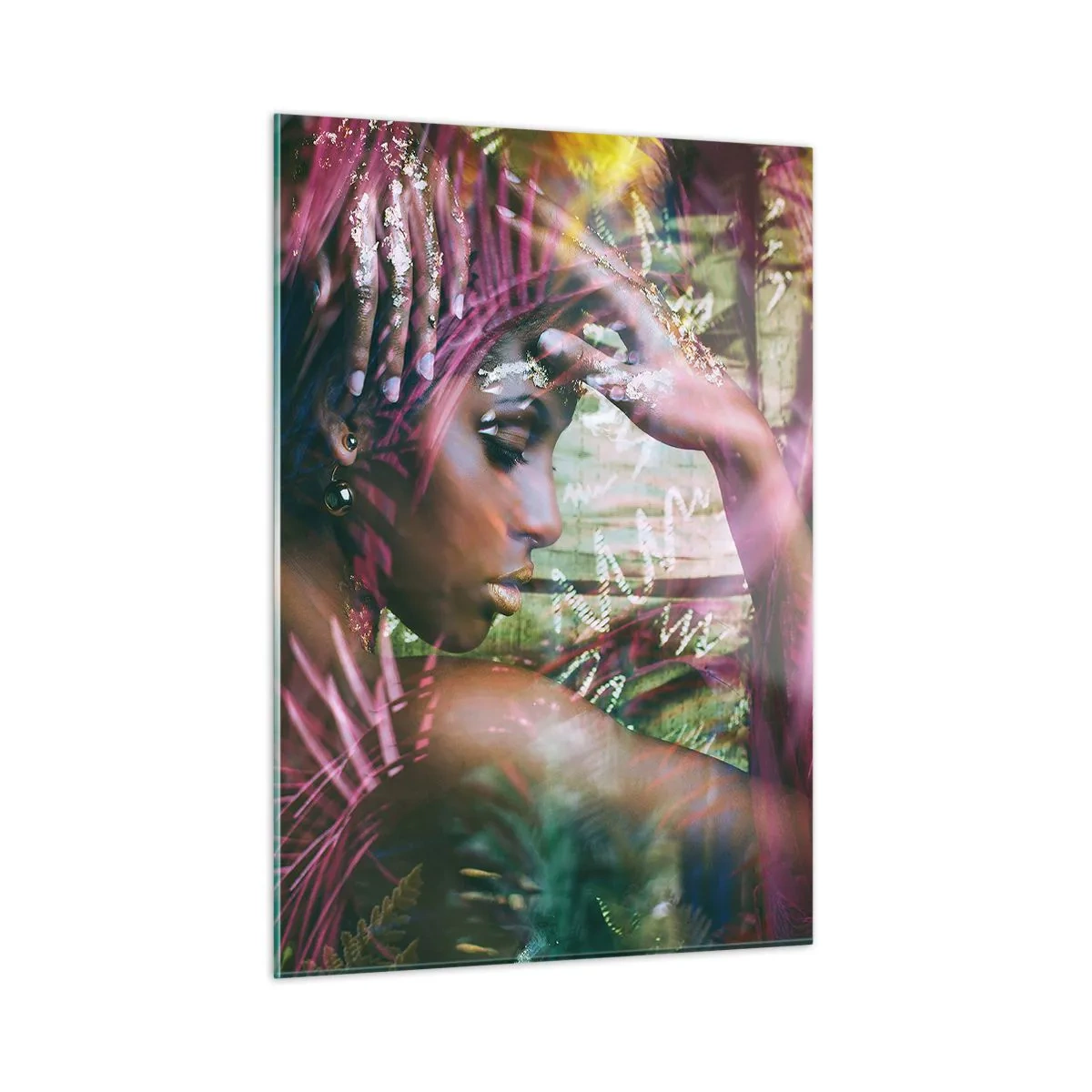 Glasbild - Bild auf glas - Ein Frauenporträt zwischen tropischen Blättern und Lichtreflexen. - 50x70cm - Mutter Natur im Dschungel - Moderne Wanddekoration für Wohnzimmer und Schlafzimmer ARTTOR