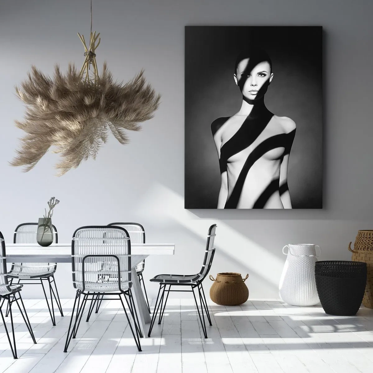 Bild auf Leinwand - Leinwandbild - Schwarz-Weiß-Porträt einer Frau in Licht und Schatten - 50x70cm - In Glanz und Schatten - Moderne Wanddekoration für Wohnzimmer und Schlafzimmer ARTTOR