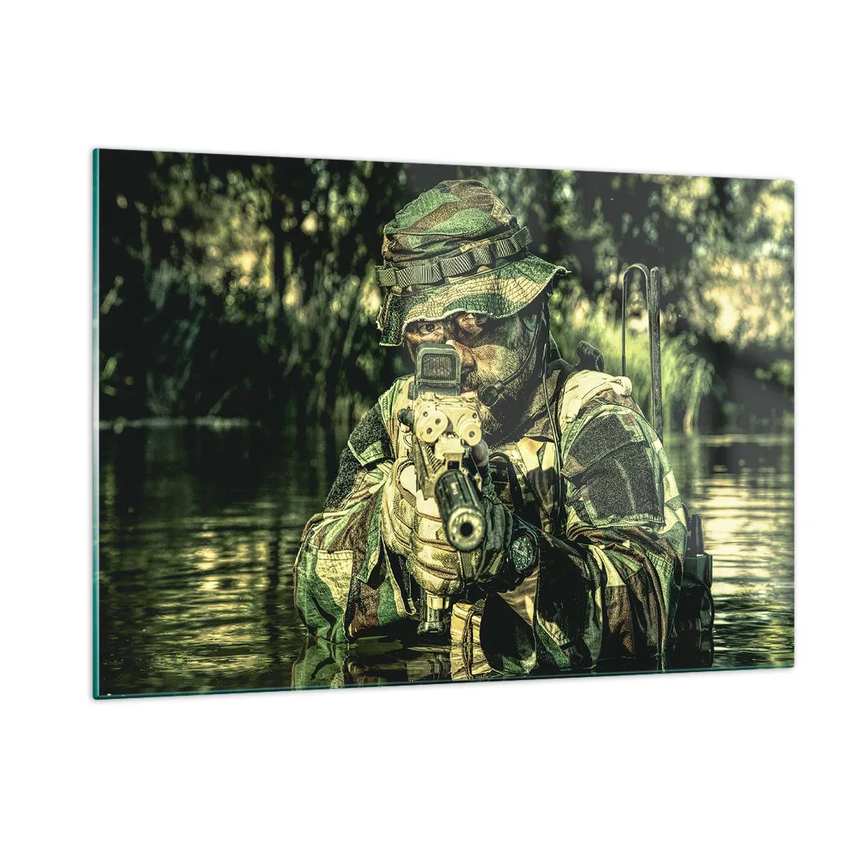 Glasbild - Bild auf glas - Ein Soldat in voller Tarnung zielt durch ein Visier in einer wässrigen Umgebung. - 120x80cm - Das Beste vom Besten - Moderne Wanddekoration für Wohnzimmer und Schlafzimmer ARTTOR