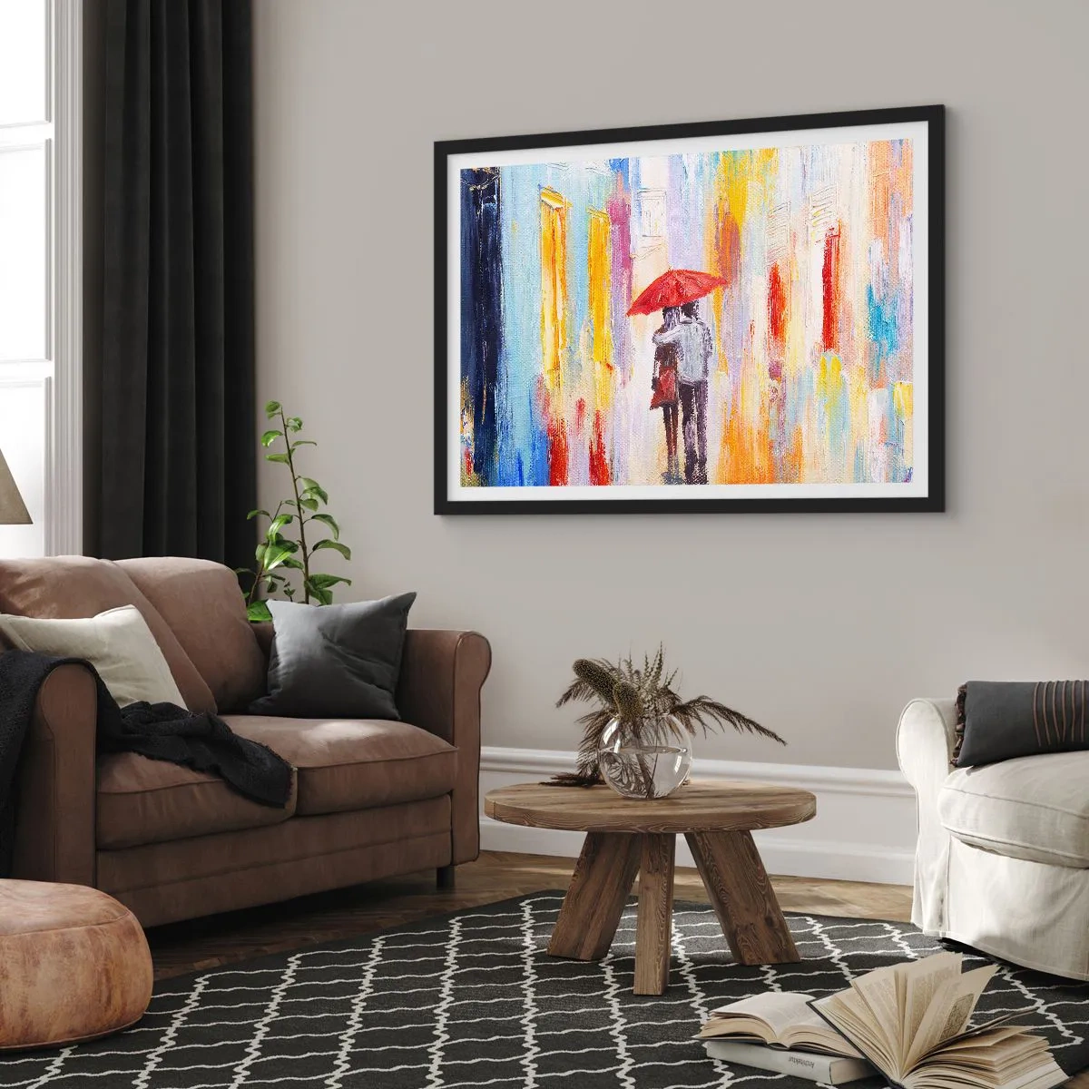 Poster in einem schwarzem Rahmen - Ein Paar unter einem roten Regenschirm mit bunten Gebäuden im Hintergrund. - 70x50cm - Lass es weiter regnen - Moderne Wanddekoration für Wohnzimmer und Schlafzimmer ARTTOR