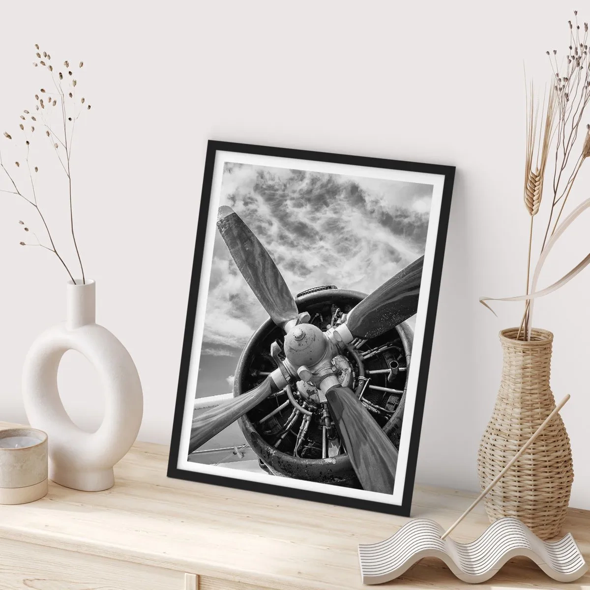 Poster in einem schwarzem Rahmen - Ein Schwarzweißfoto eines Flugzeugpropellers vor dem Himmel. - 50x70cm - Eroberer der Lüfte - Moderne Wanddekoration für Wohnzimmer und Schlafzimmer ARTTOR