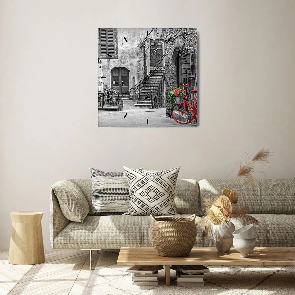 Wanduhr - Glasuhr - Ein rotes Fahrrad in einer schwarz-weißen Straße - 30x30cm - Toskanische Gasse - Moderne Wanddekoration für Wohnzimmer und Schlafzimmer ARTTOR