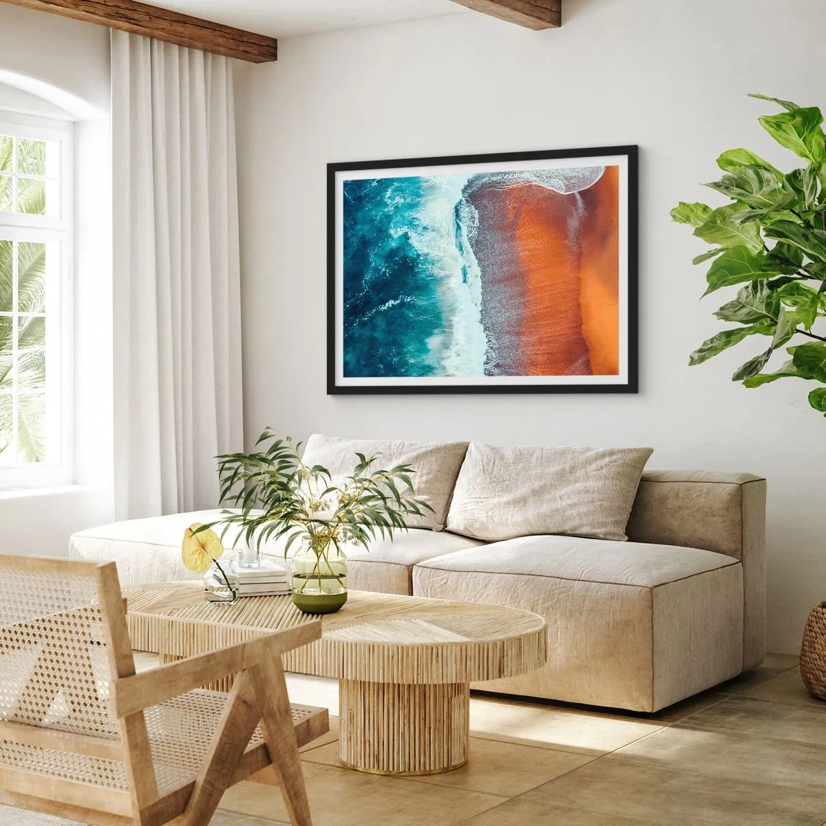 Poster in einem schwarzem Rahmen - Ein Blick auf die Meereswellen, die am goldenen Strand brechen - 70x50cm - Berührung des Ozeans - Moderne Wanddekoration für Wohnzimmer und Schlafzimmer ARTTOR