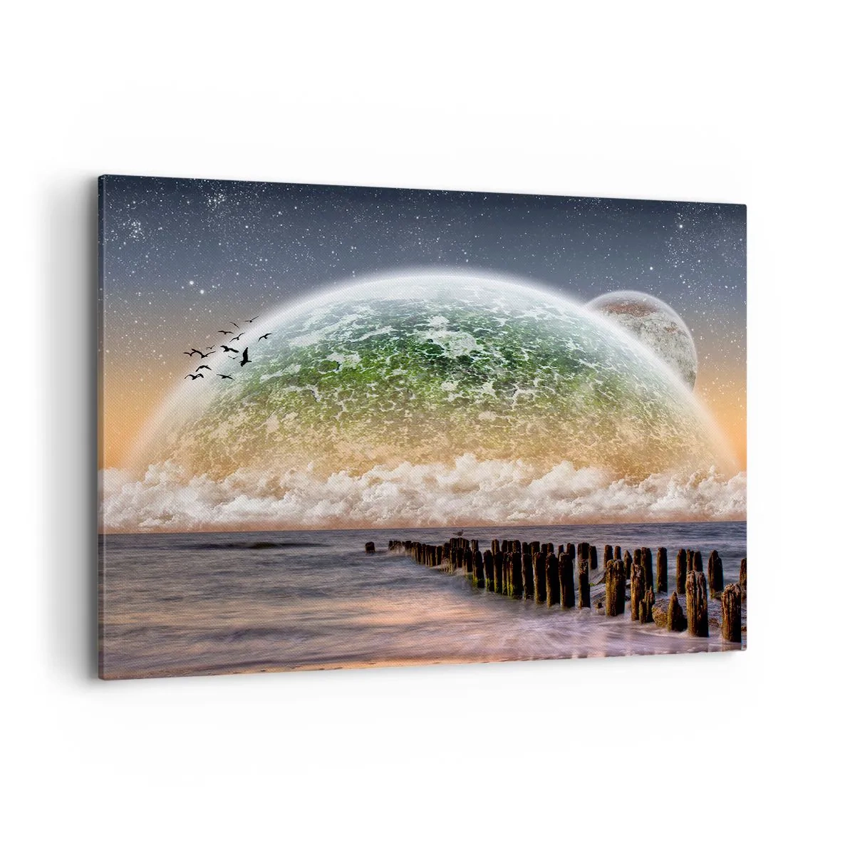 Bild auf Leinwand - Leinwandbild - Eine fantastische Landschaft mit einem großen Planeten über dem Meer und einem Holzsteg. - 100x70cm - Und die Welt tauchte aus dem Wasser auf - Moderne Wanddekoration für Wohnzimmer und Schlafzimmer ARTTOR