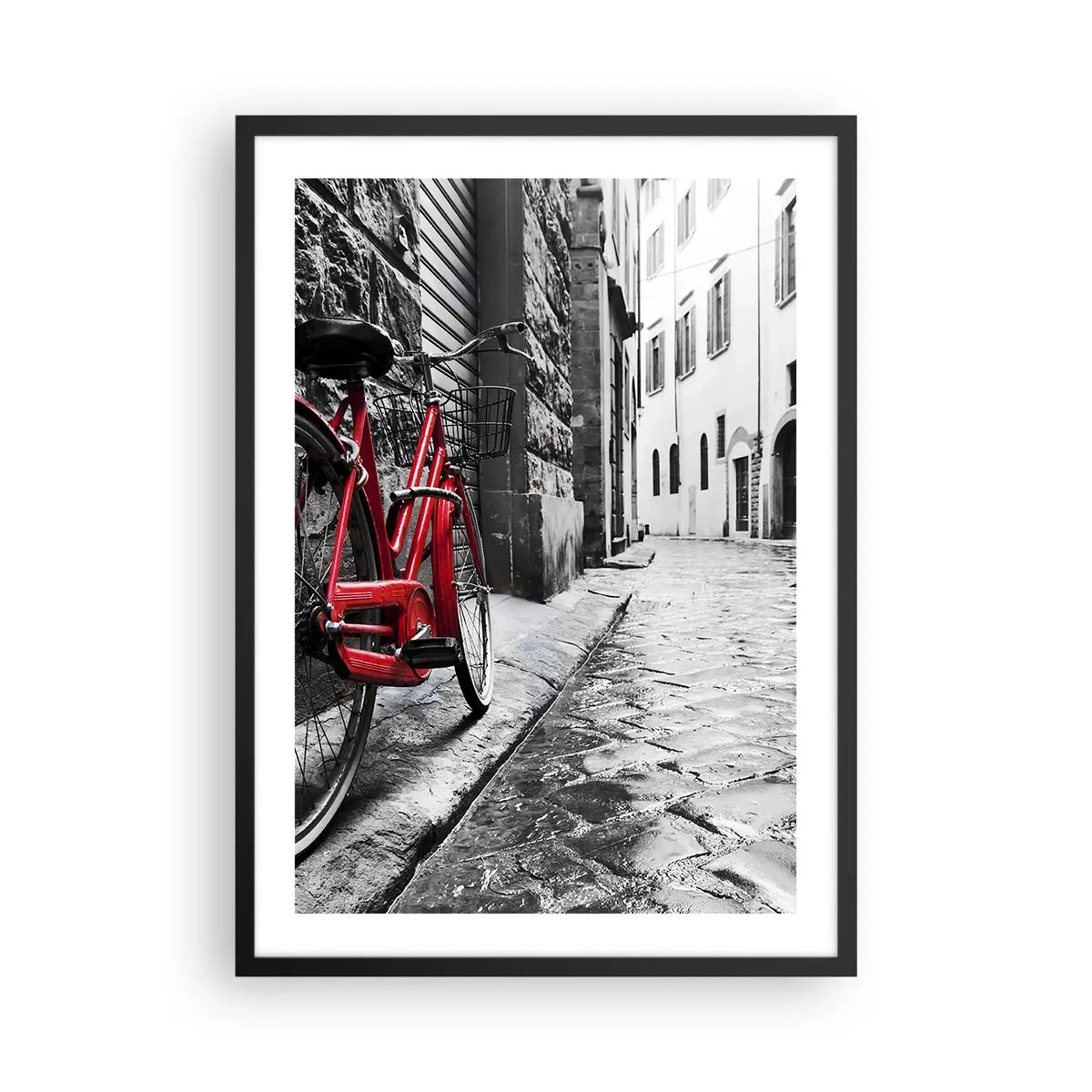 Poster in einem schwarzem Rahmen - Ein rotes Fahrrad auf einer schwarz-weißen Kopfsteinpflasterstraße - 50x70cm - Wahre Schönheit wird nicht alt - Moderne Wanddekoration für Wohnzimmer und Schlafzimmer ARTTOR