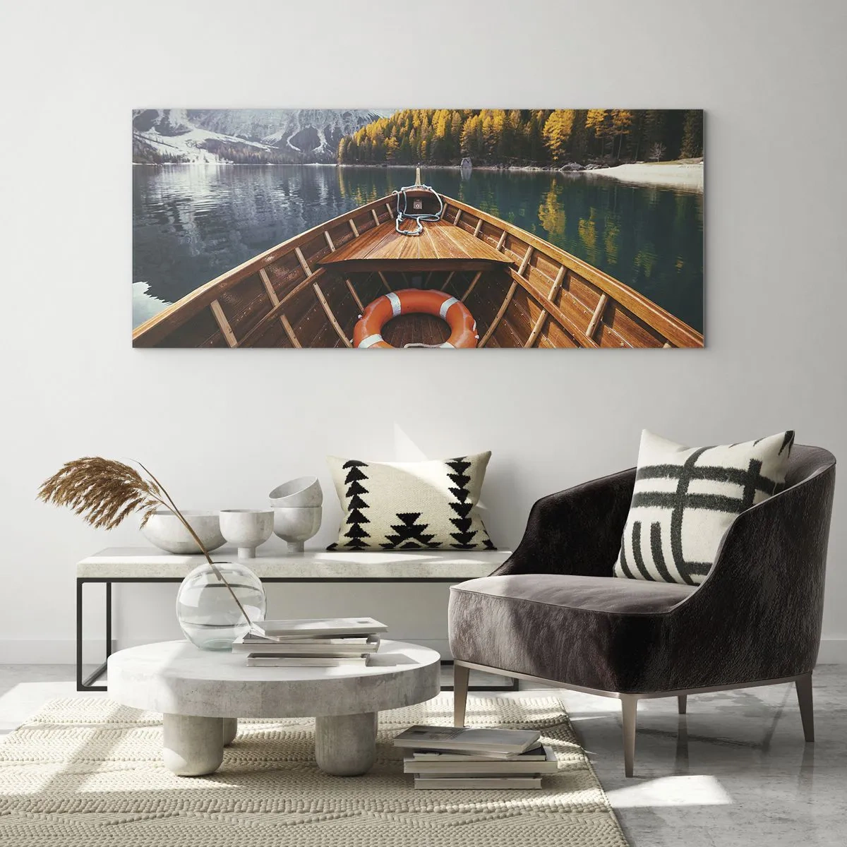 Glasbild - Bild auf glas - Ein Holzboot auf einem von Wald umgebenen Bergsee - 160x50cm - Bergreise - Moderne Wanddekoration für Wohnzimmer und Schlafzimmer ARTTOR