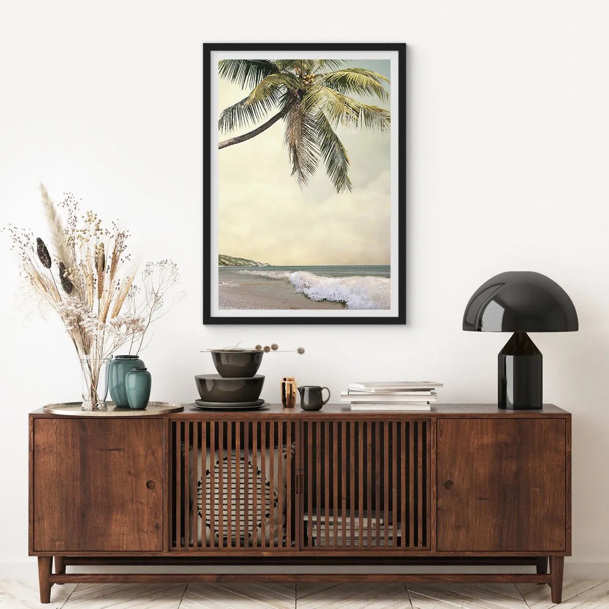 Poster in einem schwarzem Rahmen - Eine Palme vor dem Meer - 50x70cm - Tropischer Traum - Moderne Wanddekoration für Wohnzimmer und Schlafzimmer ARTTOR