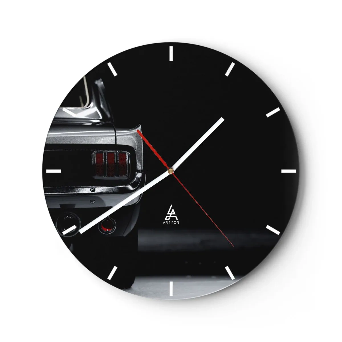 Wanduhr - Glasuhr - Das Heck eines Oldtimers in stylischem Schwarz und Silber - 30x30cm - Charme des Klassikers - Moderne Wanddekoration für Wohnzimmer, Küche und Schlafzimmer ARTTOR