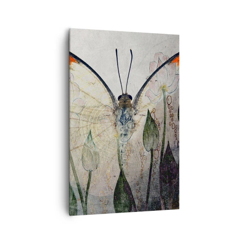 Bild auf Leinwand - Leinwandbild - Ein Schmetterling mit orangefarbenen Flügeln vor einem Hintergrund aus stilisierten Blumen. - 80x120cm - Wo schwingt der Schmetterling im Gras - Moderne Wanddekoration für Wohnzimmer und Schlafzimmer ARTTOR