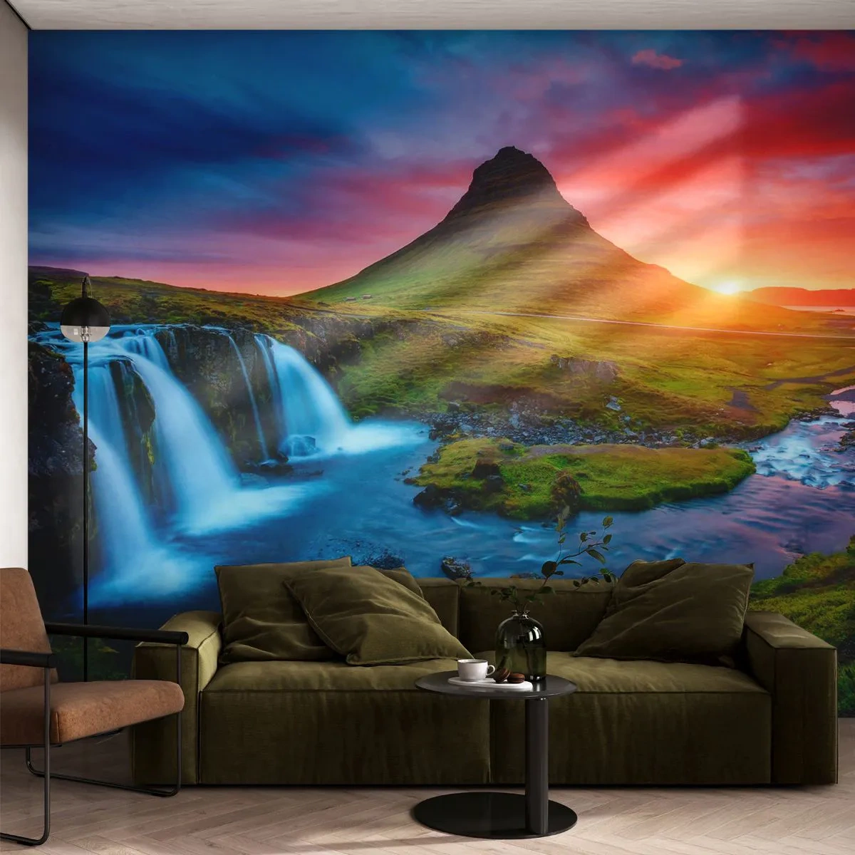 Fototapete Premium Sand - Ein malerischer Wasserfall und Berg im Licht der untergehenden Sonne - 100x70cm - Island - Feuer und Wasser - Moderne Wanddekoration für Wohnzimmer und Schlafzimmer ARTTOR