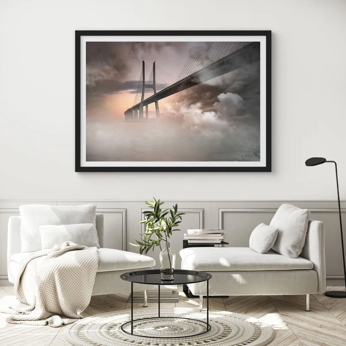 Poster in einem schwarzem Rahmen - Eine Brücke über einen Fluss, umgeben von Nebel am Morgen - 100x70cm - Auf dem Fluss, den es nicht gibt - Moderne Wanddekoration für Wohnzimmer und Schlafzimmer ARTTOR