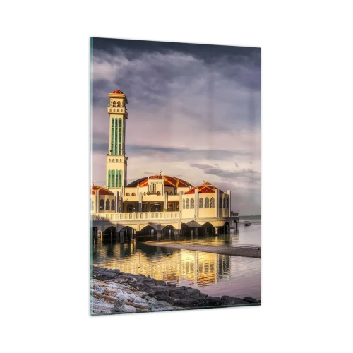 Glasbild - Bild auf glas - Ein beeindruckendes Gebäude mit einem Minarett auf dem Wasser, umgeben von einer friedlichen Landschaft - 80x120cm - Tempel der Natur - Moderne Wanddekoration für Wohnzimmer und Schlafzimmer ARTTOR