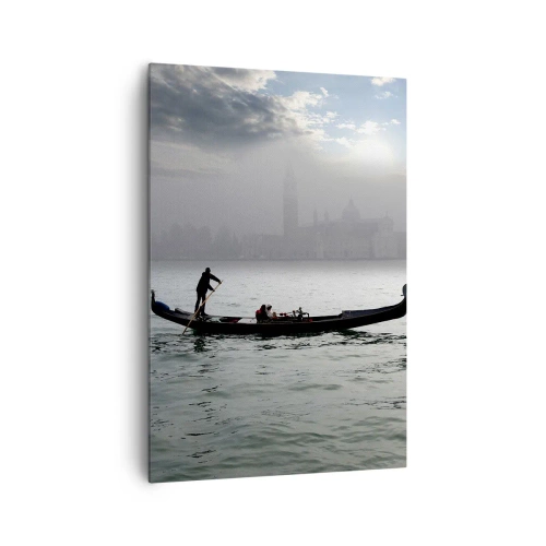 Bild auf Leinwand - Leinwandbild - An einem nebligen Morgen gleitet eine Gondel über die Gewässer Venedigs und bietet einen Blick auf die Stadt. - 70x100cm - Eine fabelhafte Stadt aus Wasser und Nebel - Moderne Wanddekoration für Wohnzimmer und Schlafzimm