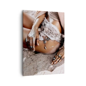 Bild auf Leinwand - Leinwandbild - Boho-Frau am Strand mit Schmuck - 50x70cm - Von den Wellen geworfen? - Moderne Wanddekoration für Wohnzimmer und Schlafzimmer ARTTOR