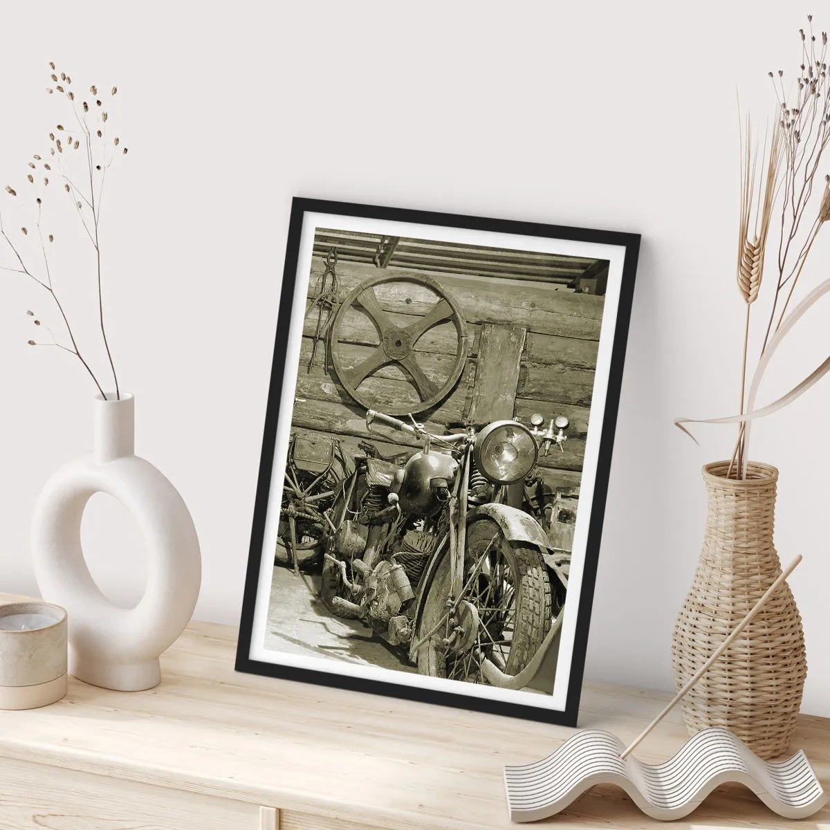 Poster in einem schwarzem Rahmen - Ein altes Motorrad in einem Holzschuppen mit einem Rad im Hintergrund - 50x70cm - Im Schuppen von Onkel Władek - Moderne Wanddekoration für Wohnzimmer und Schlafzimmer ARTTOR