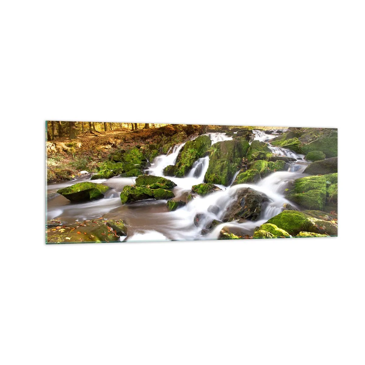 Glasbild - Bild auf glas - Eine bewaldete Landschaft mit einem von Moos umgebenen Wasserfall - 140x50cm - Rasch durch den herbstlichen Wald - Moderne Wanddekoration für Wohnzimmer und Schlafzimmer ARTTOR