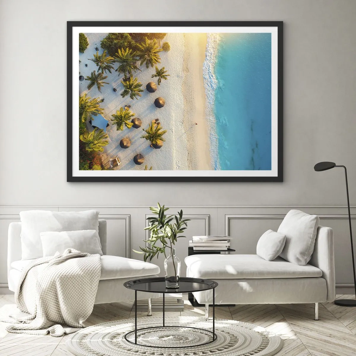 Poster in einem schwarzem Rahmen - Blick auf einen tropischen Strand mit Palmen und türkisfarbenem Meer - 70x50cm - Willkommen im Paradies - Moderne Wanddekoration für Wohnzimmer und Schlafzimmer ARTTOR