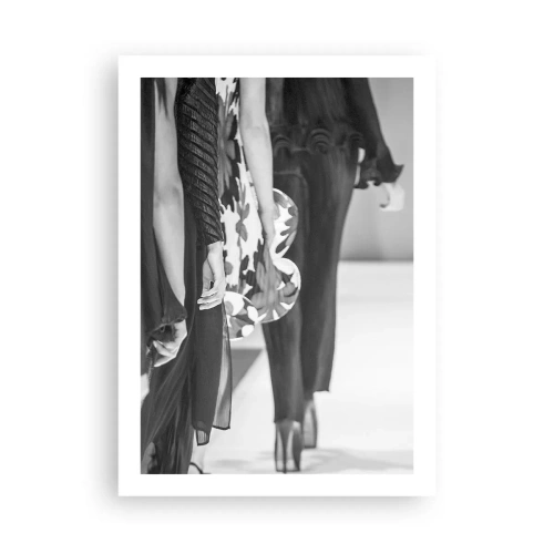 Poster - Schwarz-Weiß-Foto von Models auf dem Laufsteg - 50x70cm - Eine stilvolle Parade - Moderne Wanddekoration für Wohnzimmer und Schlafzimmer ARTTOR