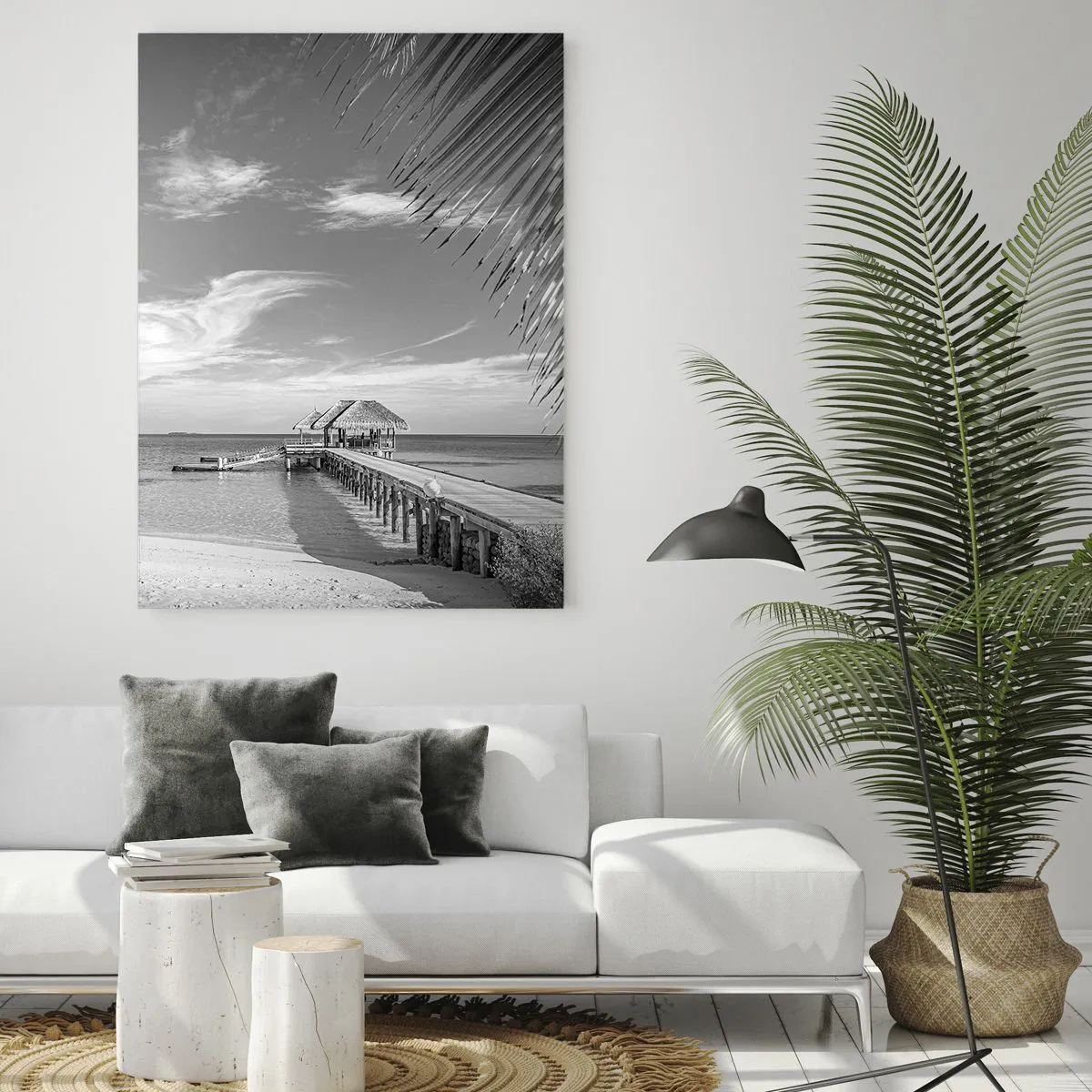 Glasbild - Bild auf glas - Schwarz-weißer Strand mit Pier und Palmen an einer tropischen Küste - 80x120cm - Erinnerung oder Traum? - Moderne Wanddekoration für Wohnzimmer und Schlafzimmer ARTTOR
