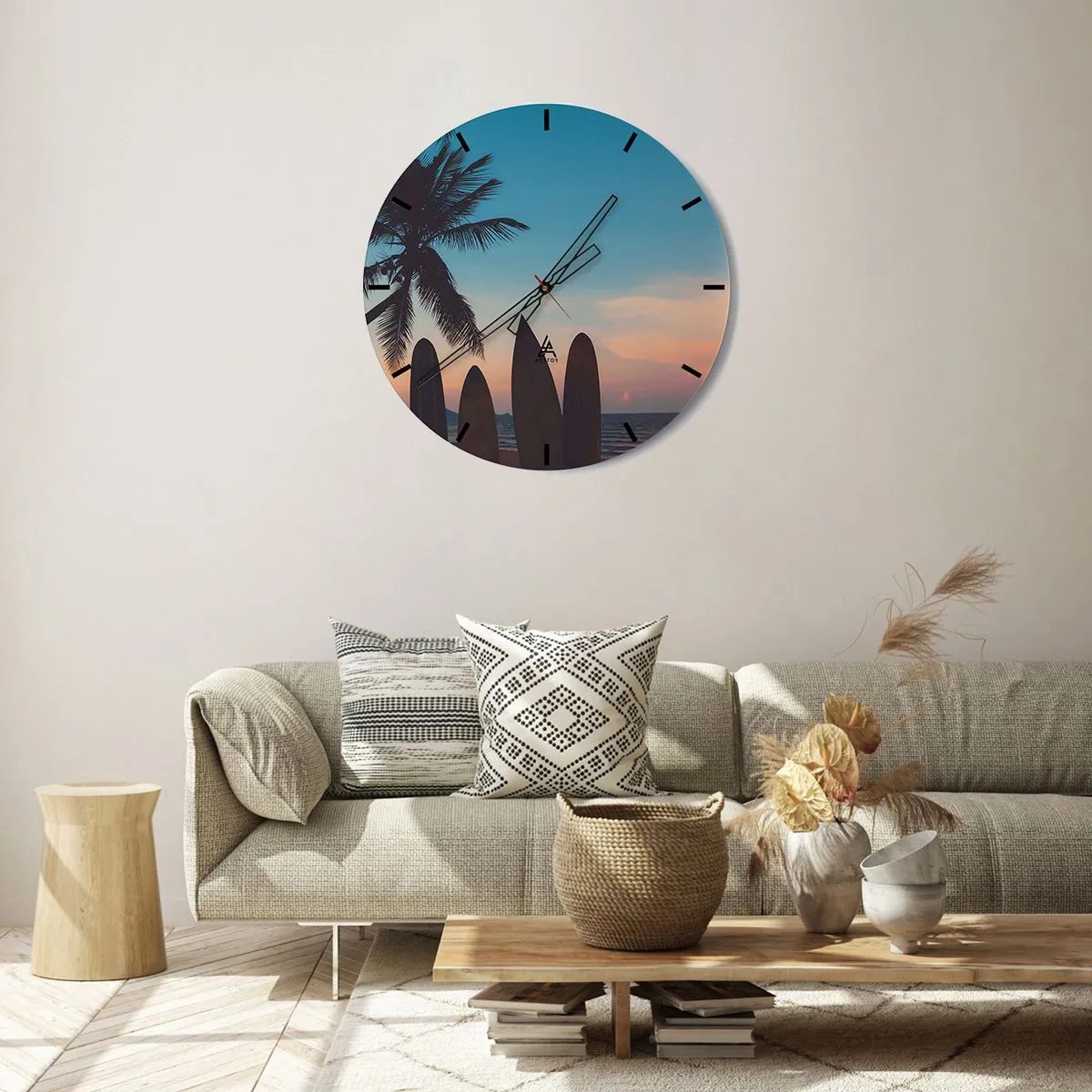 Wanduhr - Glasuhr - Strand mit Palme und Surfbrettern im Hintergrund - 30x30cm - Morgen wird es auch lustig - Moderne Wanddekoration für Wohnzimmer, Küche und Schlafzimmer ARTTOR
